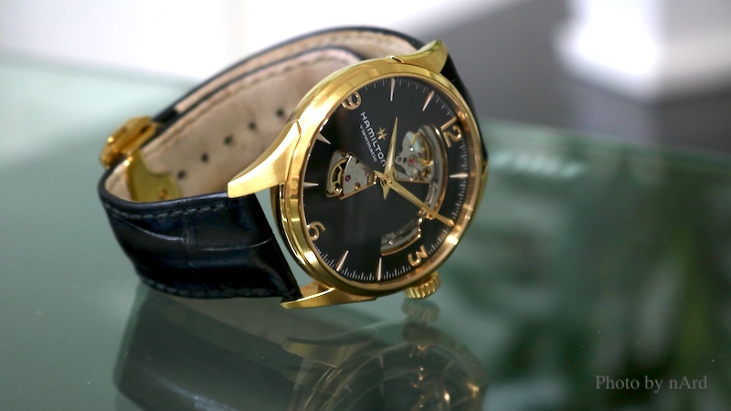 金色の腕時計