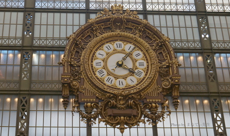 豪華な装飾の巨大な掛け時計